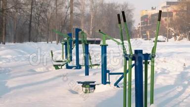 体育<strong>健身器材</strong>，冬季城市<strong>公园</strong>积雪覆盖..